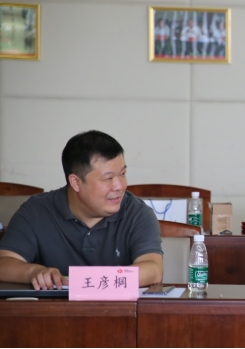 人們在廚房里

描述已自動生成