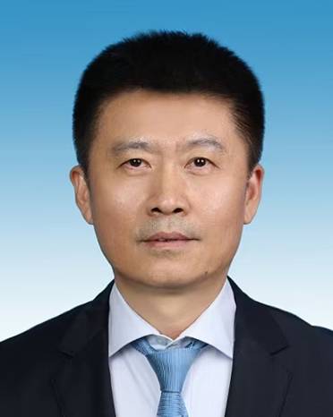 穿著西裝的男人 AI 生成的內(nèi)容可能不正確。